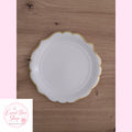 Assiette blanche à bordure dorée