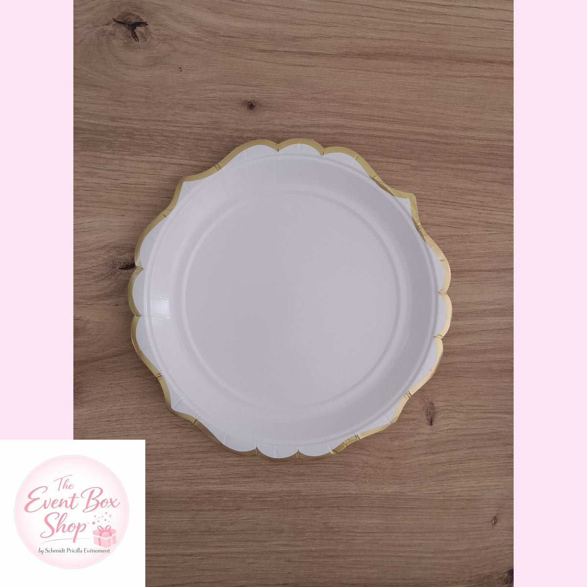 Assiette blanche à bordure dorée